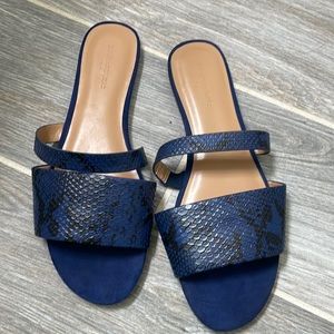 Banana republic barely worn flip flop !